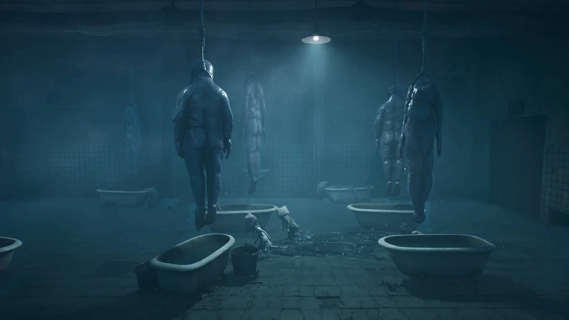 Eine Waschküche ist voller Wannen, über denen Leichen hängen. 