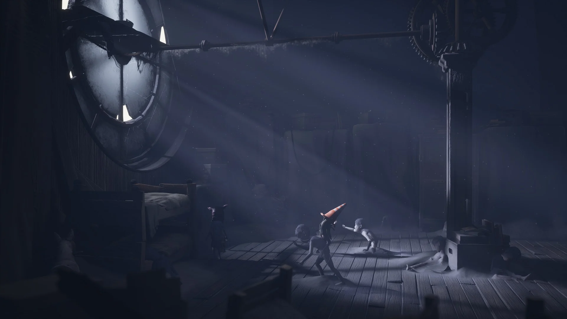 Sonnenlicht dringt durch ein kaputtes Dachfenster. 