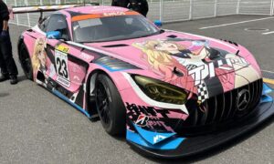 Das Hauptmädchen meines Dress-up-Darlings ist kürzlich mit einem echten Rennwagen auf der Rennstrecke unterwegs