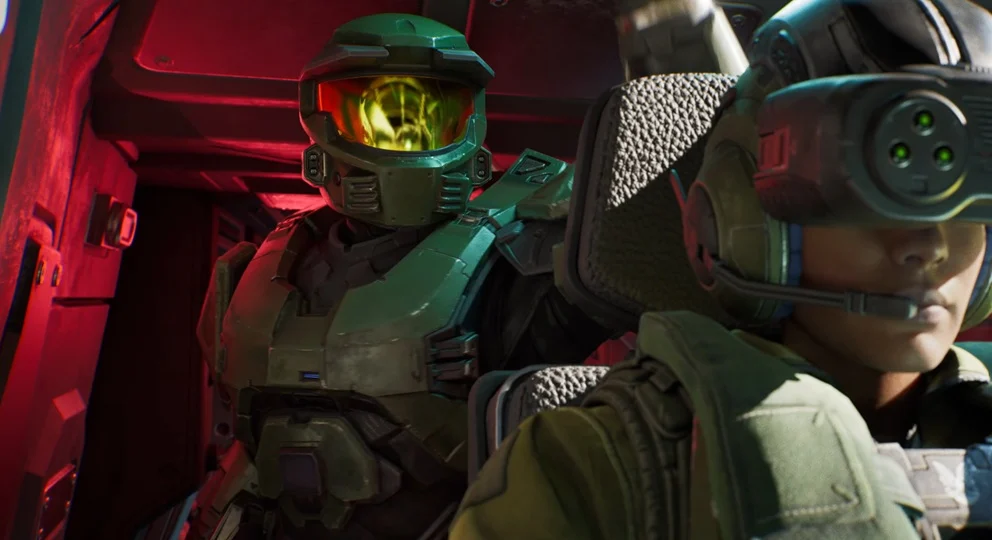 Master Chief steht in einem Shuttle.